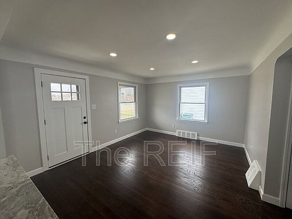 5th image of 3324 Greenfield Rd