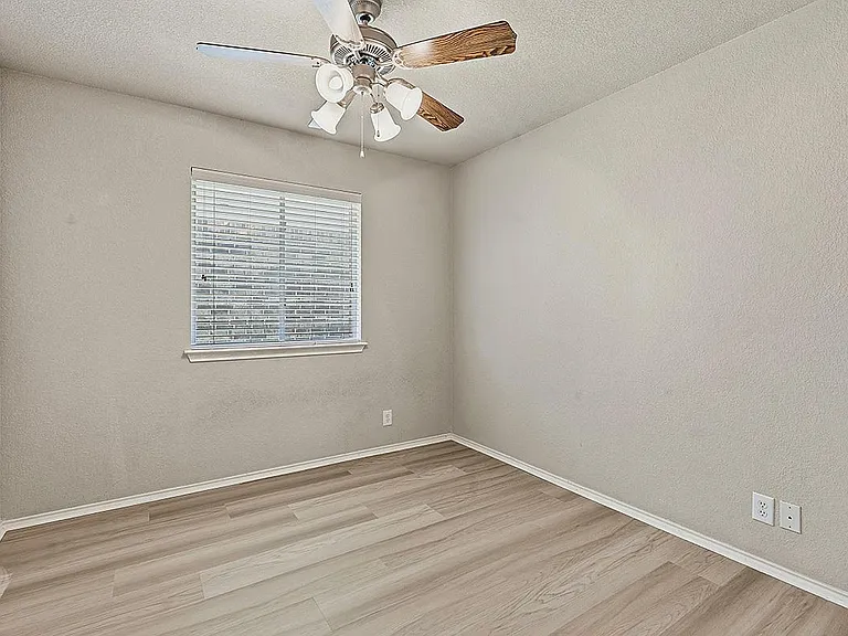 1918 Golden Arrow Ave — Photo 17