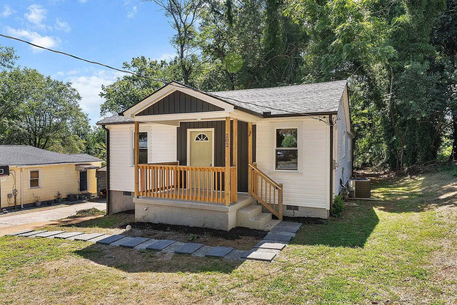 3 bed, 1240 sqft, $1,900 — Photo 1