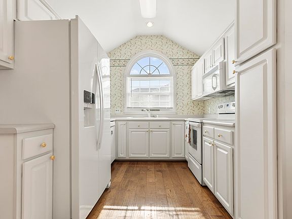 4th image of 4002 Acorn Way