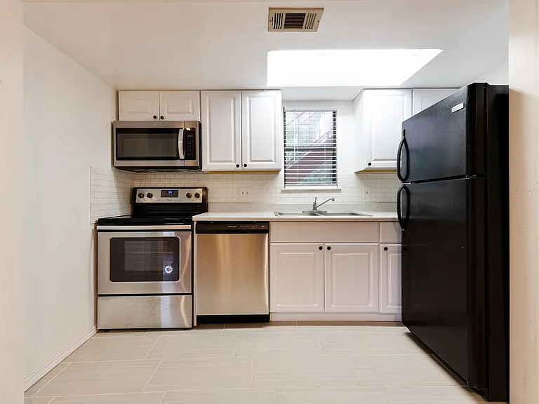 706 W 22nd St #202 — Photo 5