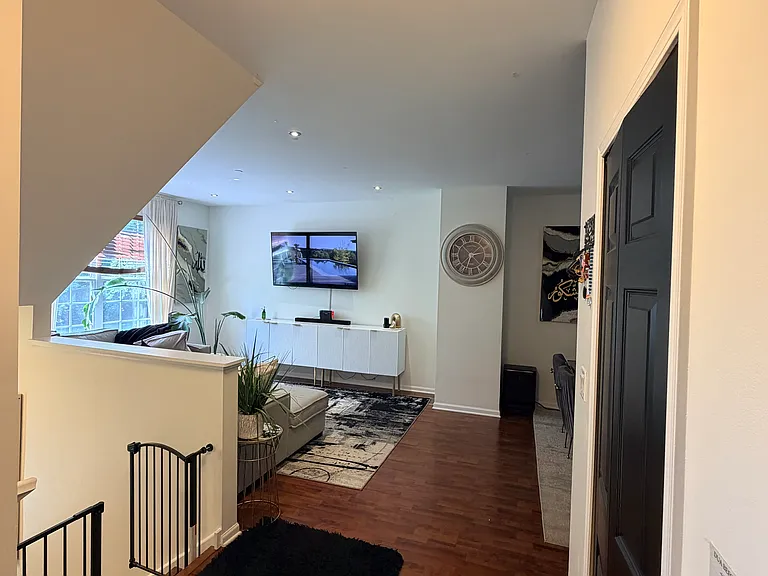 172 N East River Rd — Photo 11