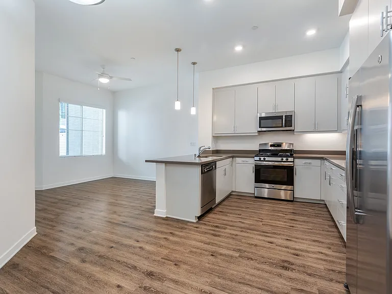 Metro Gateway Apartment Homes — Photo 17