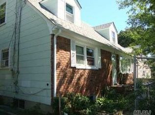107 W 10th St, Huntington Station, NY 11746
