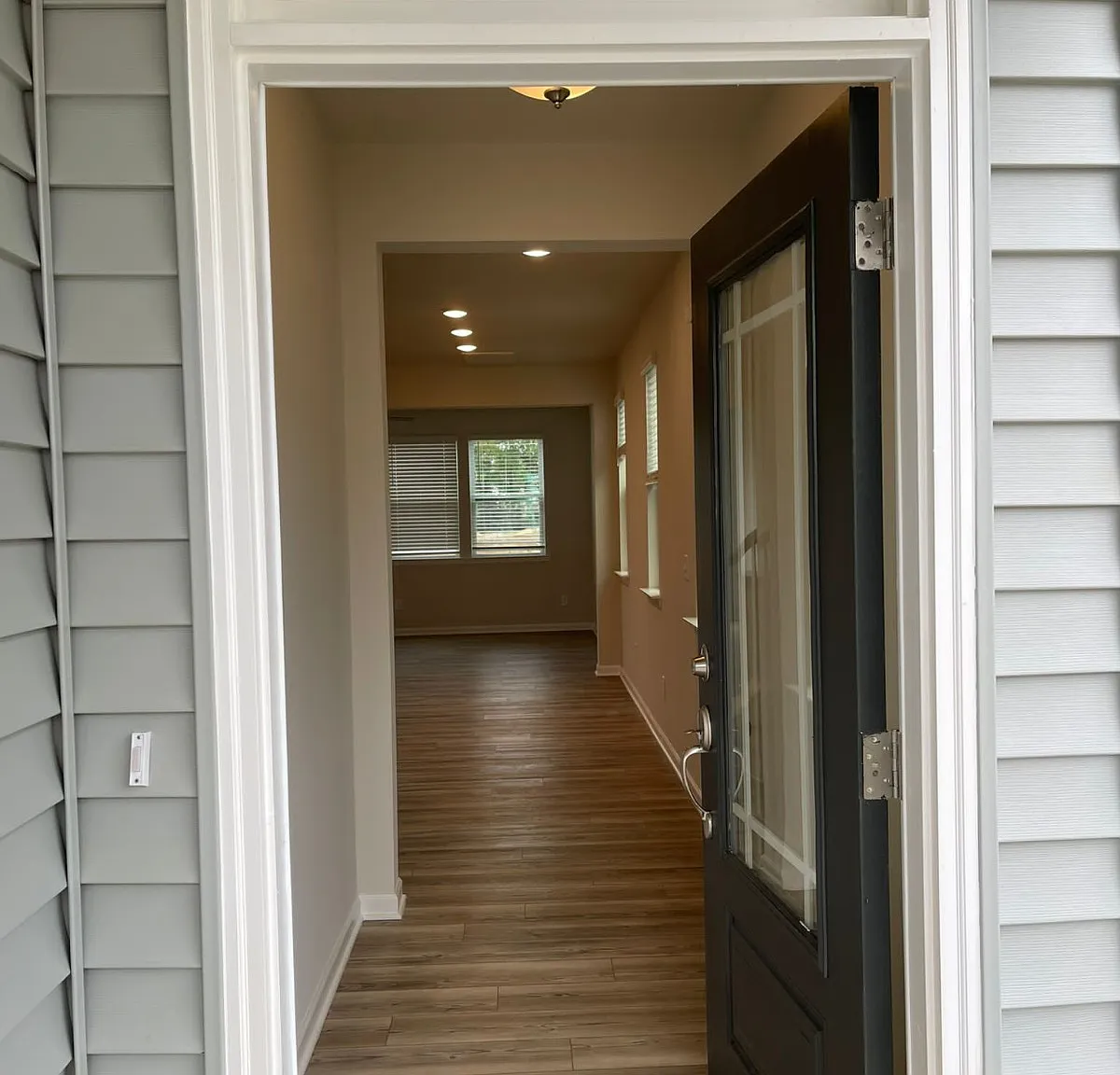 3 bed, 2.5 bath, 1975 sqft, $1,995 — Photo 2