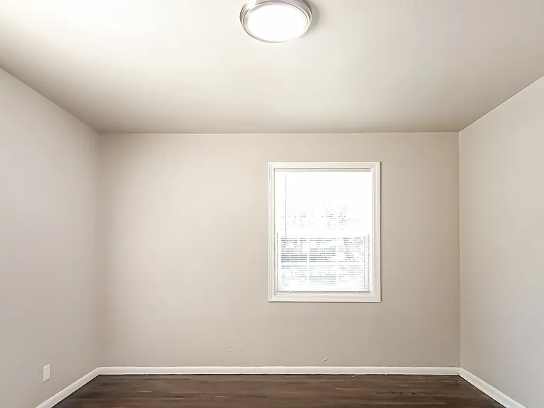 1583637_026_bedroom_13181642.jpg