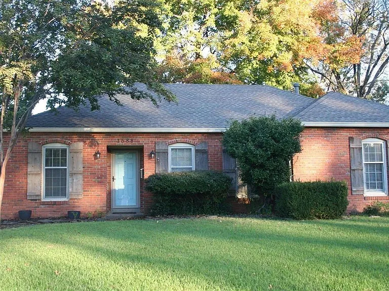 1588 Dorset Dr — Photo 2