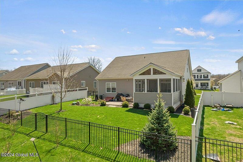 3rd image of 26 Lakepointe Way