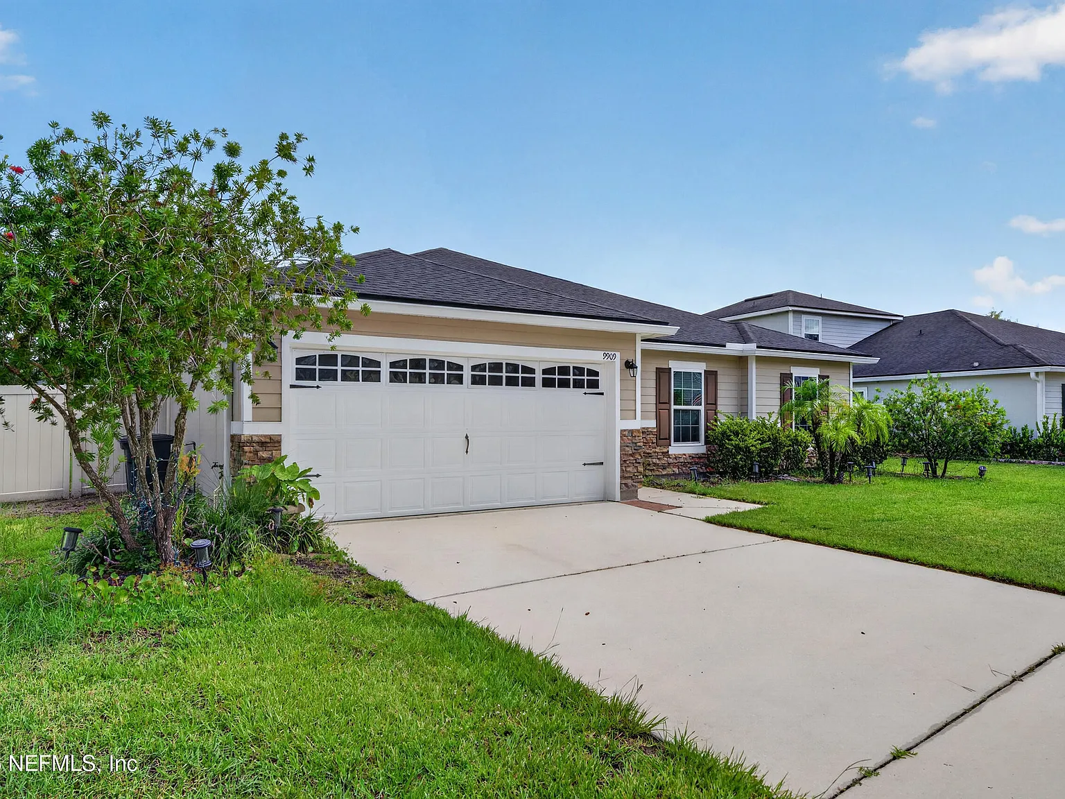 4 bed, 2.0 bath, 2081 sqft, $2,400 — Photo 4