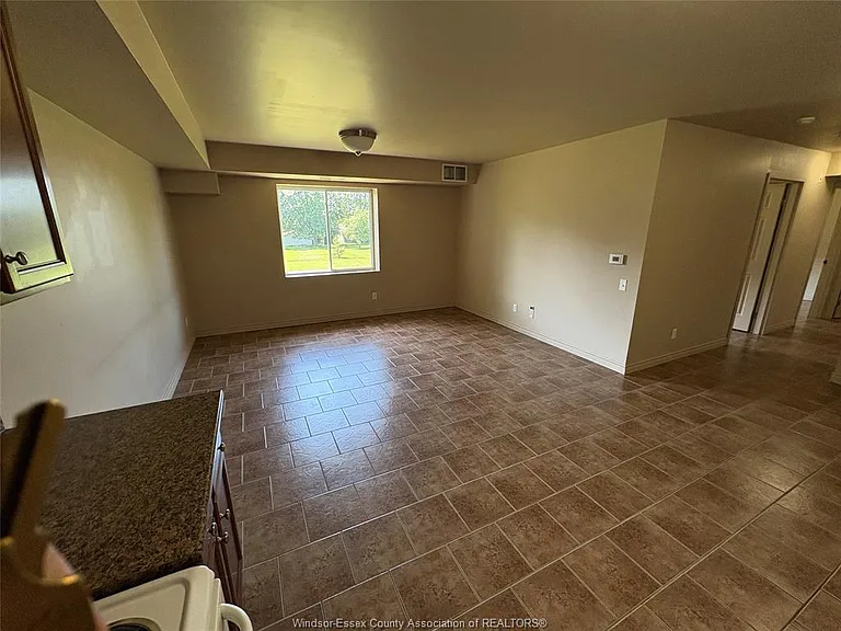 440 Simcoe St #15 — Photo 8