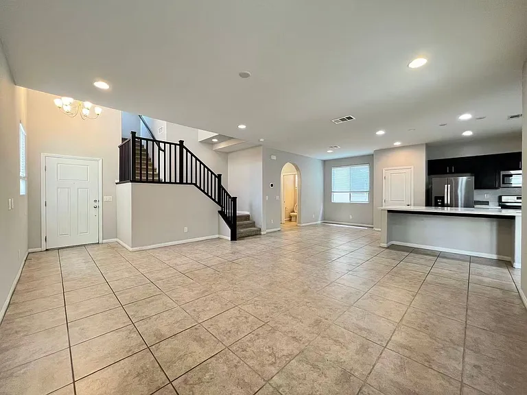 83 Greenpoint View St — Photo 3
