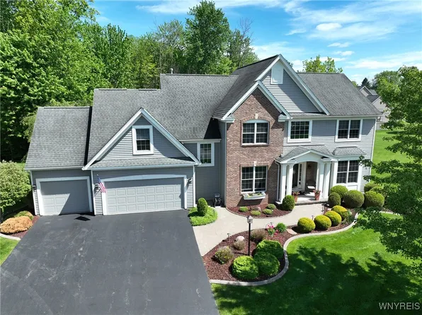 4 Periwinkle Dr, Fairport, NY 14450