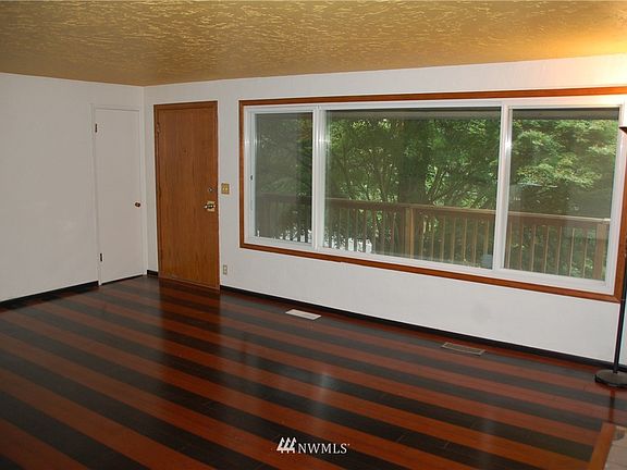 3rd image of 20809 Des Moines Memorial Drive
