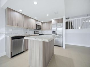 10941 N Lakeview Dr, Hollywood, FL 33026