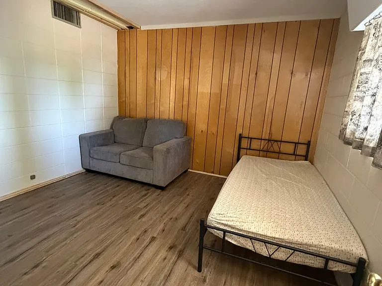 2110 S Broadway — Photo 9