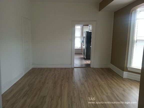3rd image of 843 N Francisco Ave APT 2R