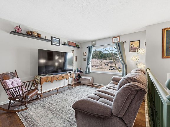 3rd image of 1860 Churchill Downs Rd