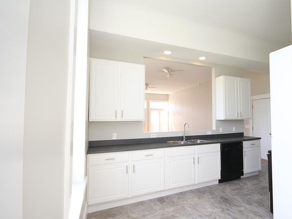 3rd image of 600 Hawthorne Ave Unit 1