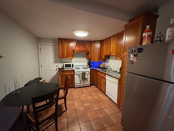 3rd image of 17 Cummings Rd APT A