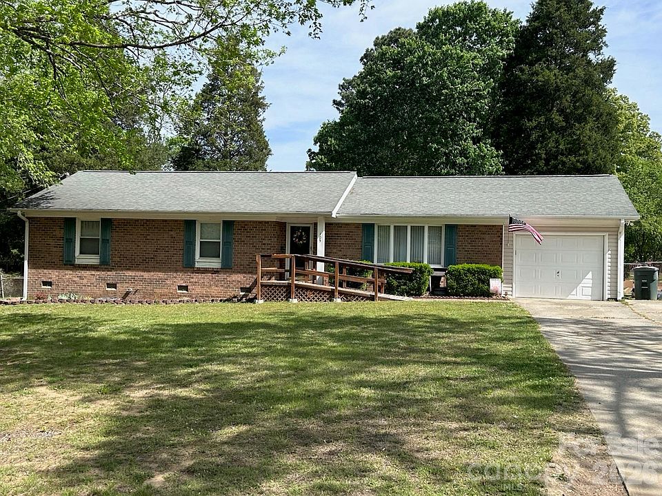 1st image of 105 Stoneybrook Rd