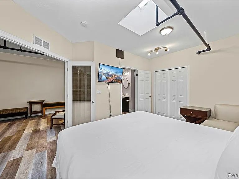207 N Main St #B — Photo 18