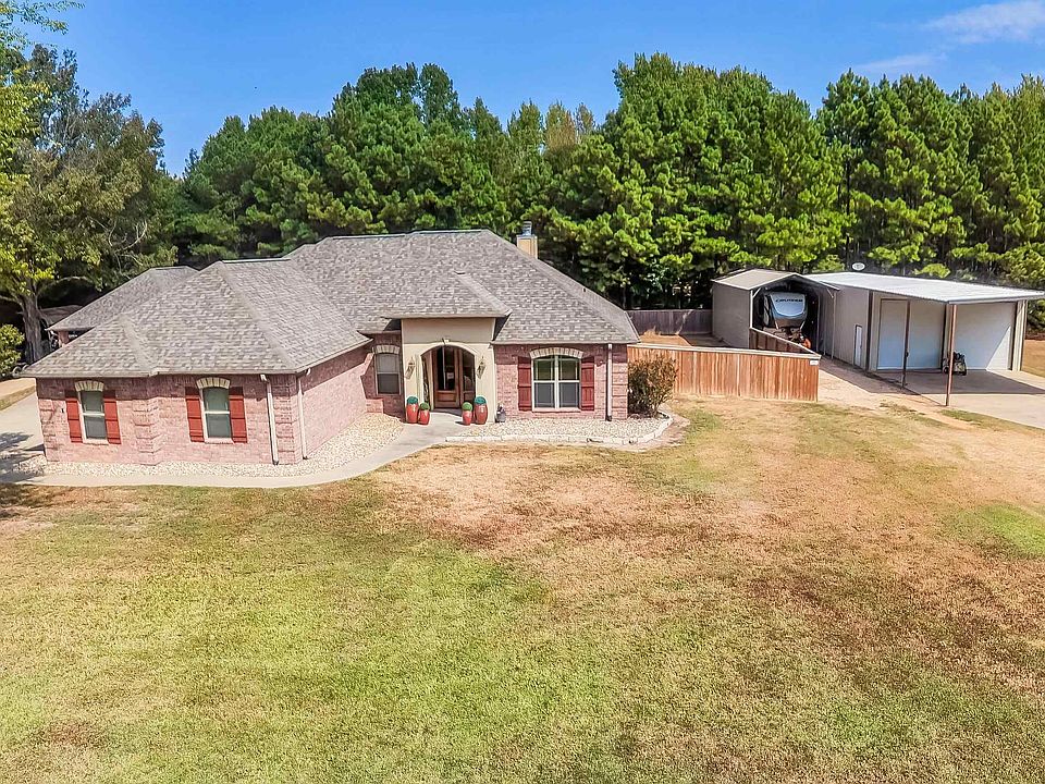 1st image of 135 Pond Dr
