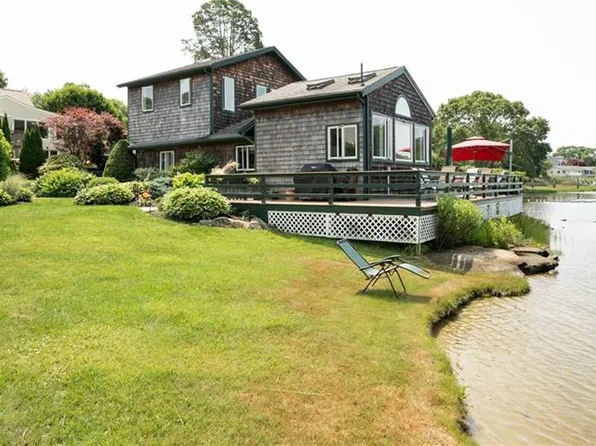 23 Wilson Dr, Narragansett, RI 02882