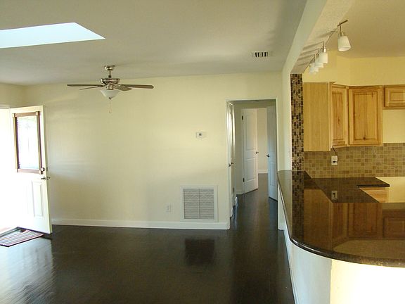 4th image of 918 Baltimore Dr