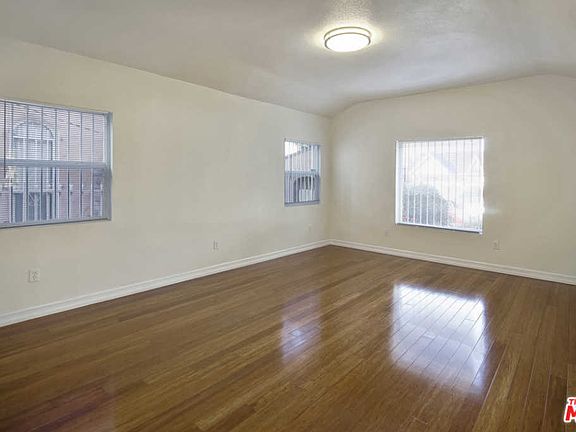 5th image of 552 W 109th Pl