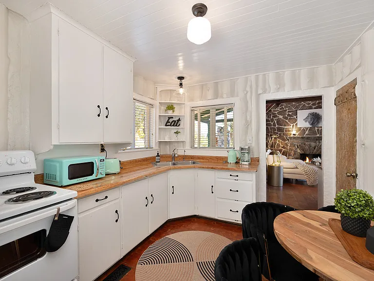 775 Lester Ln — Photo 15