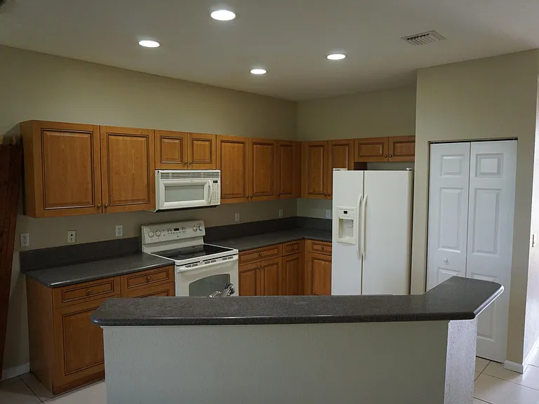 2030 Nassau Dr — Photo 2
