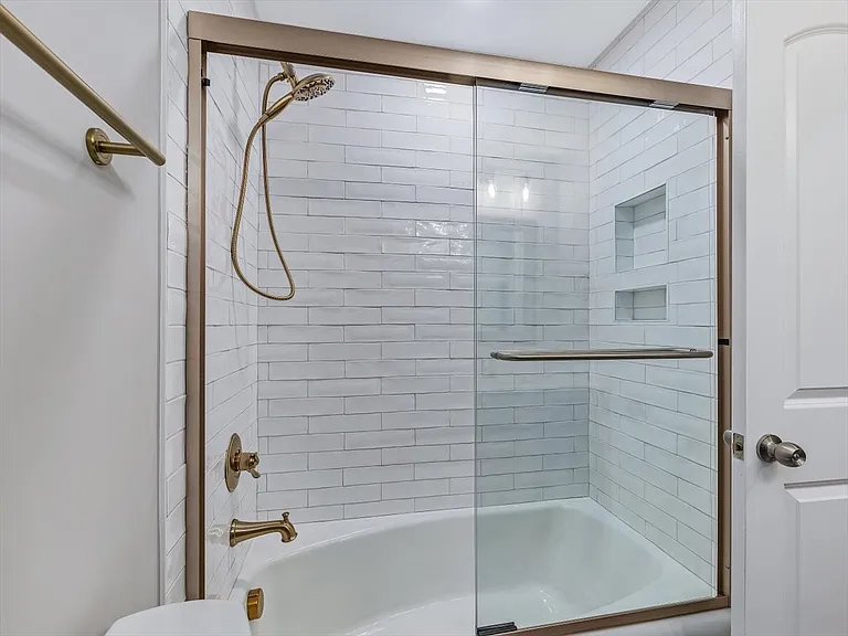Upstairs Hall Bath & Tub