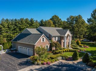 2 Windham Ct, Muttontown, NY 11545