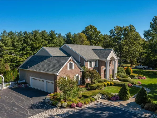 2 Windham Court, Muttontown, NY 11545