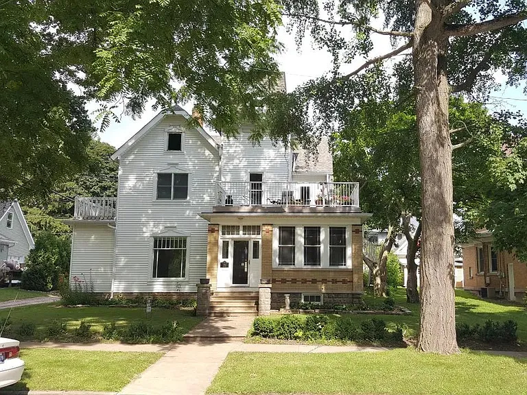 204 Michigan Avenue. This apartment is located on the lst floor