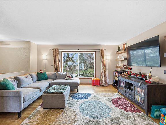 4th image of 814 SE Uehlamar Dr