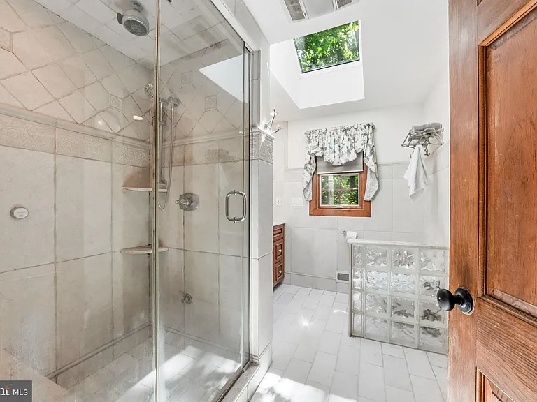 12 Hessian Way — Photo 37