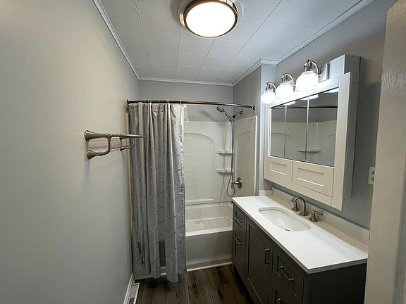 5th image of 8360 Young Ave NE
