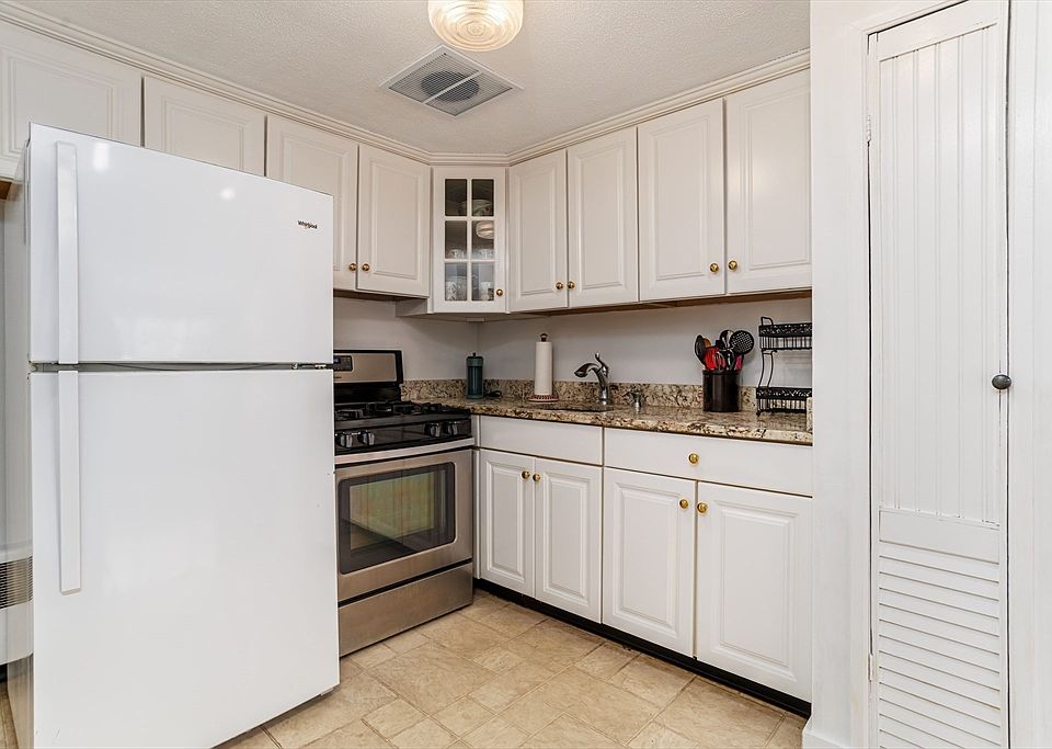 1st image of 108 E Main St APT 10