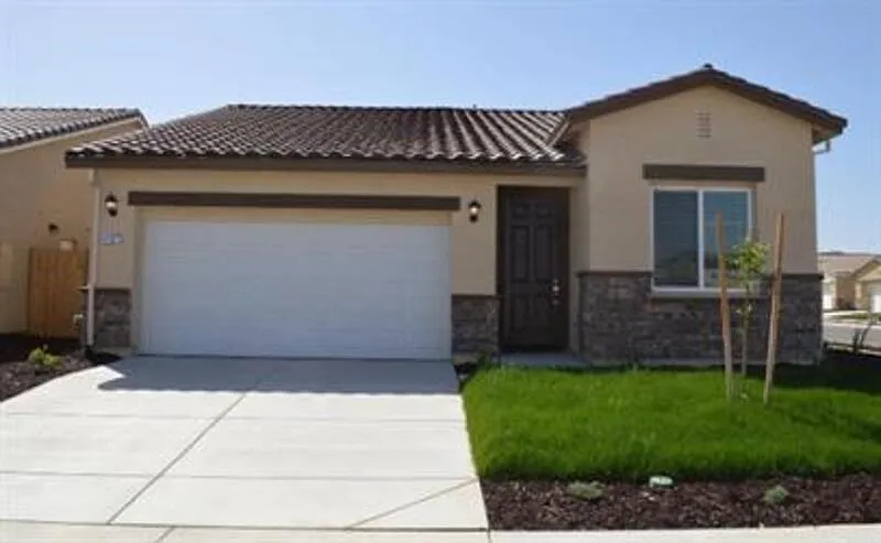 3 bed, 2.0 bath, 1435 sqft, $2,150 — Photo 2