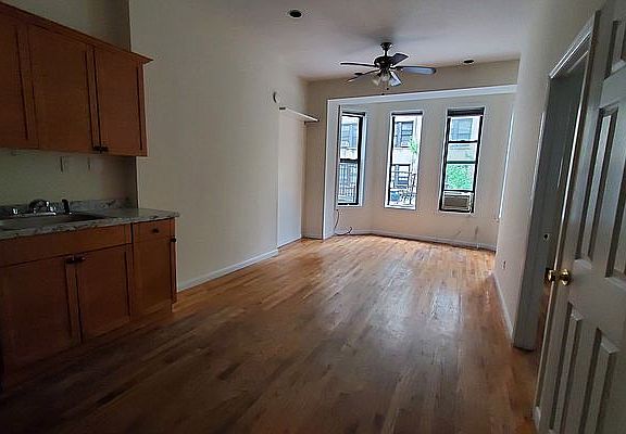 3rd image of 220 W 72nd St APT 3R