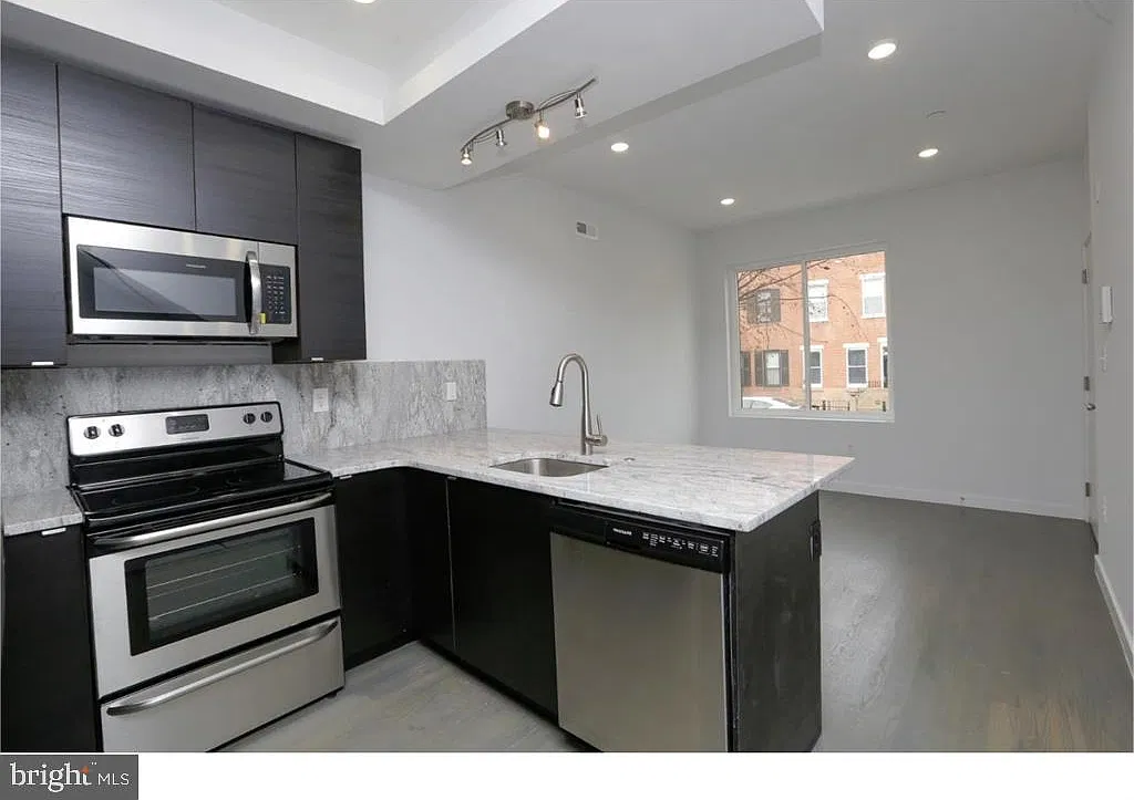 3 bed, 2.0 bath, 1289 sqft, $3,000 — Photo 1