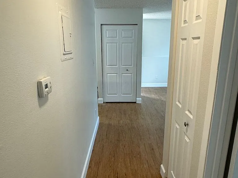 Cottonwood Creek Apartments — Photo 9