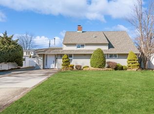 321 Acre Ln, Hicksville, NY 11801