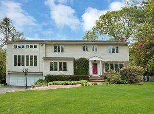 5 David Ct, Glen Cove, NY 11542