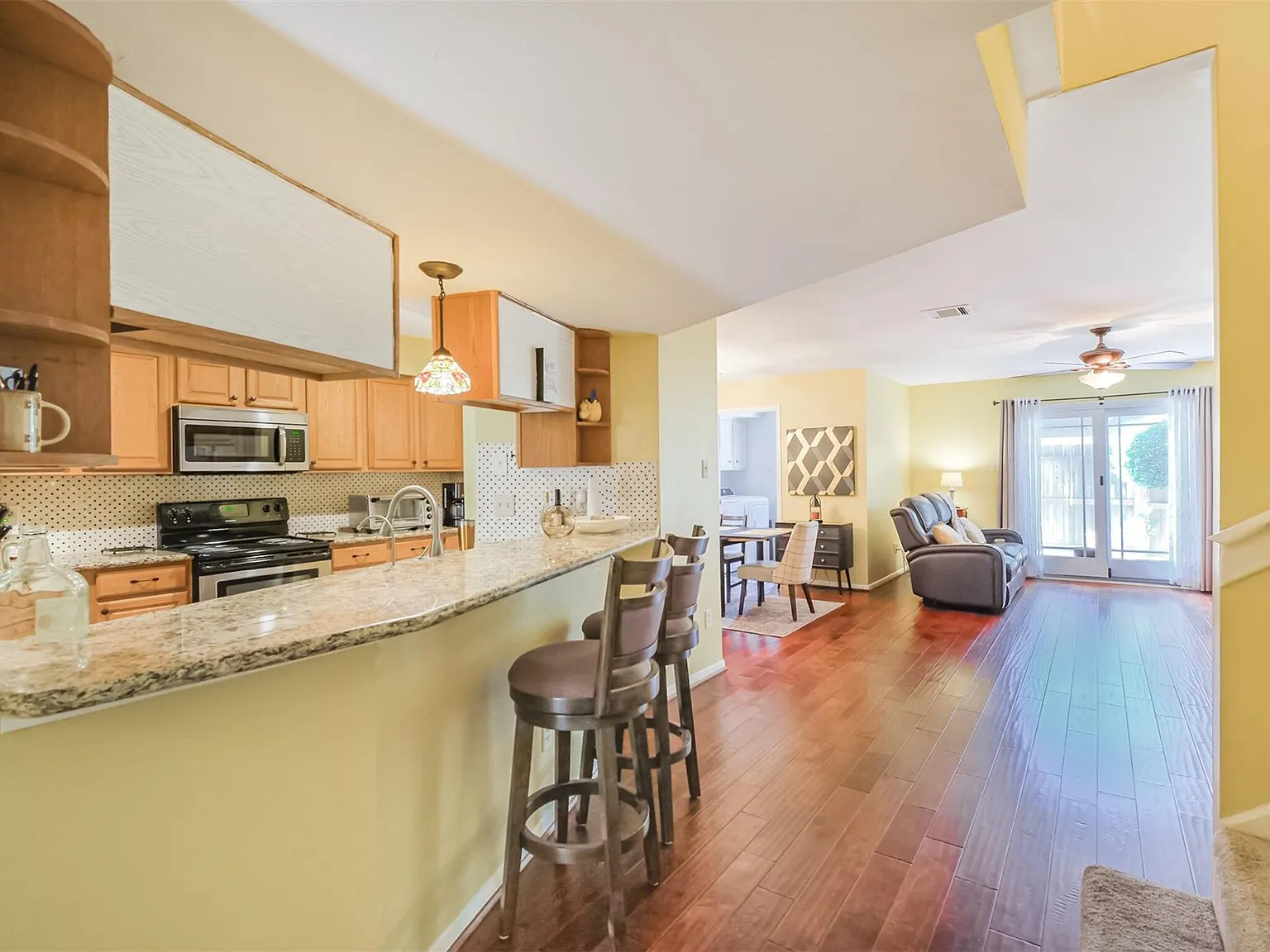 3 bed, 2.5 bath, 1978 sqft, $2,200 — Photo 2