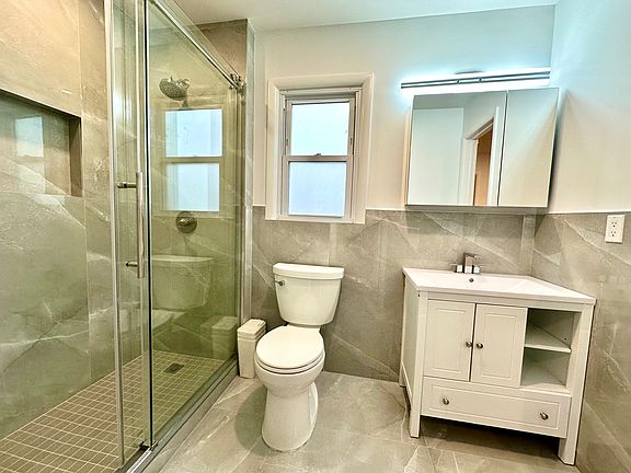 4th image of 194 Quintard St #1