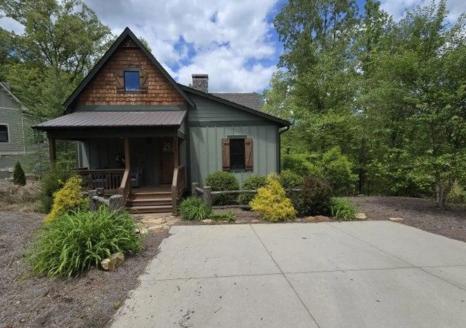 Modern 3BR/2BA Home in Prestigious Neighborhood Near WCU! Fully Furnished! — Photo 1