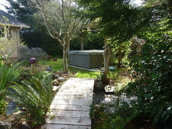 3rd image of 240 NE Crestline Dr