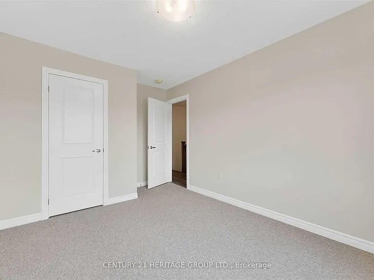 82 Ferragine Cres — Photo 23